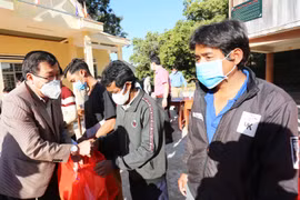 Chủ nhiệm Ủy ban Kiểm tra Tỉnh ủy trao quà Tết cho bà con nghèo xã Ia Kreng