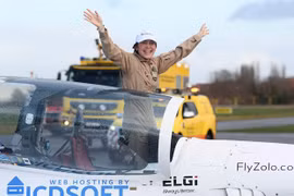 Kỷ lục người phụ nữ trẻ nhất bay vòng quanh thế giới một mình