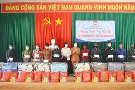 Phó Chủ tịch Ủy ban Trung ương MTTQ Việt Nam tặng 50 suất quà cho hộ nghèo xã Đak Sơ Mei
