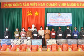 Phó Chủ tịch Ủy ban Trung ương MTTQ Việt Nam tặng 50 suất quà cho hộ nghèo xã Đak Sơ Mei