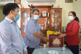 Chủ tịch Ủy ban MTTQ Việt Nam tỉnh Hồ Văn Điềm thăm, chúc Tết các đồng chí nguyên lãnh đạo Mặt trận