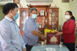 Chủ tịch Ủy ban MTTQ Việt Nam tỉnh Hồ Văn Điềm thăm, chúc Tết các đồng chí nguyên lãnh đạo Mặt trận