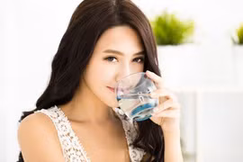 Người bệnh đái tháo đường nên uống nước như thế nào?