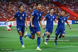 HLV Thái Lan nói Thai League tốt hơn V.League, khuyên Quang Hải xuất ngoại