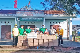 Tặng 1.500 bộ quần áo, chăn ấm cho người dân khó khăn huyện Chư Sê và Phú Thiện