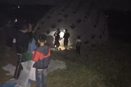 Xác minh 'vật thể lạ' chứa tiền nước ngoài và hình Triển Chiêu rơi tại Phú Thọ