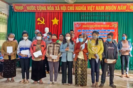 Đại biểu Quốc hội tỉnh Gia Lai tặng quà Tết cho hộ nghèo tại xã Ia Yeng