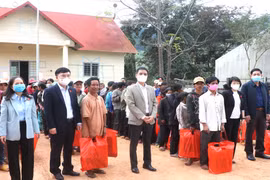 Đoàn đại biểu Quốc hội tỉnh Gia Lai tặng 300 suất quà cho hộ nghèo ở huyện Kbang