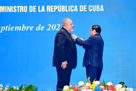 Thủ tướng Cuba nhận Huân chương Hồ Chí Minh