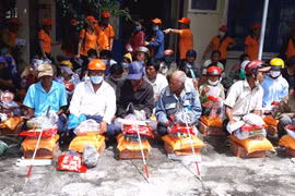 Gia Lai: Tặng 100 suất quà cho người mù nghèo