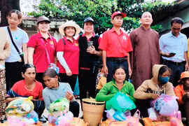 Tặng 400 suất quà cho hộ nghèo xã Dun và Hbông