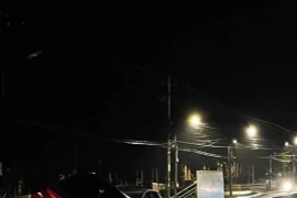Pleiku: Ô tô mất lái lao lên dải phân cách