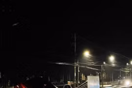 Pleiku: Ô tô mất lái lao lên dải phân cách