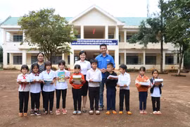 Chi đoàn Báo Gia Lai tặng sách giáo khoa cho học sinh xã Ia Nan
