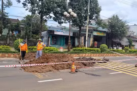 Pleiku: Kịp thời sửa chữa "hố tử thần" trên đường Võ Văn Kiệt