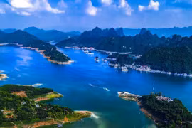 Mưu sinh trên hồ Hòa Bình: Từ công trình thủy điện đến khu du lịch quốc gia