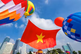 Thành phố Hồ Chí Minh thả khinh khí cầu kéo đại kỳ mừng Quốc khánh 2-9