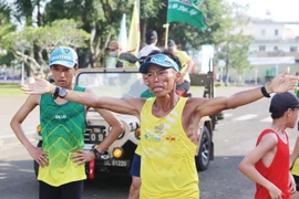 'Dị nhân' ăn mì tôm vô địch Marathon