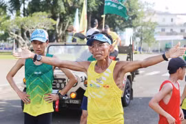 'Dị nhân' ăn mì tôm vô địch Marathon