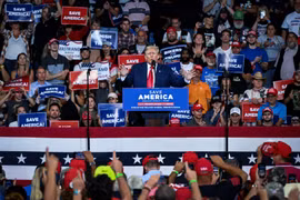 Ông Trump lần đầu công khai xuất hiện sau khi bị FBI khám nhà