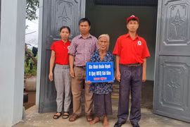 Trao 2 căn nhà tình thương cho hộ nghèo tại xã Hbông