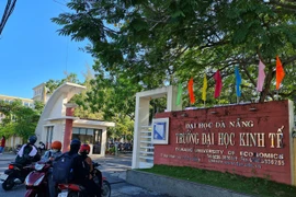 Đà Nẵng: Một giảng viên đại học nhờ sinh viên thi hộ