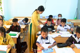 Thiếu giáo viên ở Đắk Lắk, nhiều thầy cô buộc phải dạy "tăng ca"