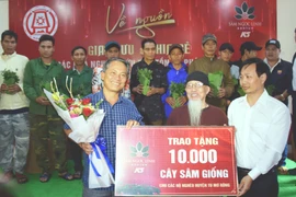 Trao 10.000 cây sâm Ngọc Linh giống cho hộ nghèo người DTTS