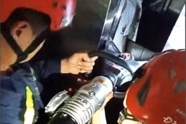 Đà Nẵng: Giải cứu 2 thanh niên mắc kẹt trong thang máy