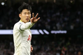 Son Heung-min 'giải cơn hạn' bằng cú hat-trick trong trận mưa bàn thắng