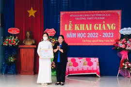 Tặng bằng khen gương người tốt-việc tốt cho đảng viên trẻ tiêu biểu