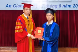 Chàng sinh viên vừa học vừa chạy xe ôm, tốt nghiệp đại học thủ khoa