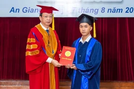 Chàng sinh viên vừa học vừa chạy xe ôm, tốt nghiệp đại học thủ khoa