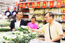 Gạo thương hiệu "Cơm ViệtNam Rice" lên kệ 2 siêu thị hàng đầu tại Pháp