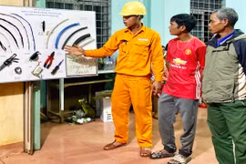 Điện lực Mang Yang giúp người dân sử dụng điện an toàn