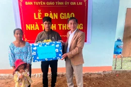 Trưởng ban Tuyên giáo Tỉnh ủy Gia Lai Huỳnh Thế Mạnh trao nhà tình thương tại xã Krong