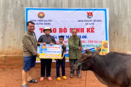 Tặng trên 800 suất quà cho người nghèo và học sinh vùng khó