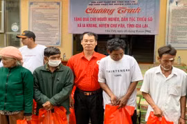 Tặng hơn 960 suất quà cho người nghèo tỉnh Gia Lai