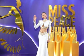 Hoa hậu H'Hen Niê diện váy cắt xẻ táo bạo tại chung kết Miss Peace Vietnam