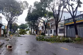 Bão số 4 đổ bộ đất liền, tâm bão ở giữa Quảng Nam-Đà Nẵng