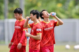 Kiatisak lo lắng khi nhìn vào quân Hoàng Anh Gia Lai ở tuyển Việt Nam