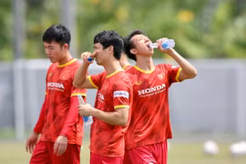 Kiatisak lo lắng khi nhìn vào quân Hoàng Anh Gia Lai ở tuyển Việt Nam