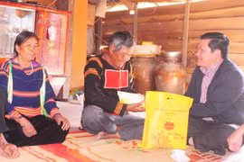 Phó Chủ tịch Thường trực HĐND tỉnh Gia Lai thăm, tặng quà 5 gia đình người có công ở Phú Thiện