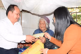 Lãnh đạo tỉnh Gia Lai thăm, tặng quà gia đình chính sách