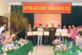 Chính ủy Quân đoàn 3 tặng bằng khen cho 9 phóng viên