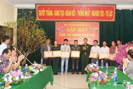 Chính ủy Quân đoàn 3 tặng bằng khen cho 9 phóng viên