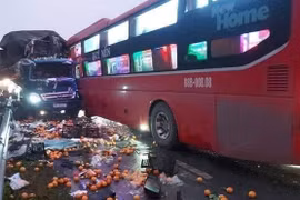 Xe khách lấn làn tông trực diện xe tải, tài xế mắc kẹt trong cabin