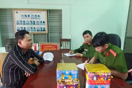 Bắt quả tang tài xế xe khách vận chuyển pháo trái phép