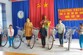 Phú Thiện: Tặng 20 chiếc xe đạp và 400 phần quà cho học sinh nghèo vượt khó