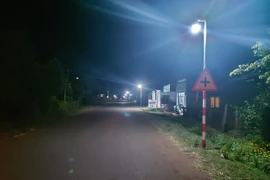 Dân làng Thơ Ga A chung tay thắp sáng đường quê